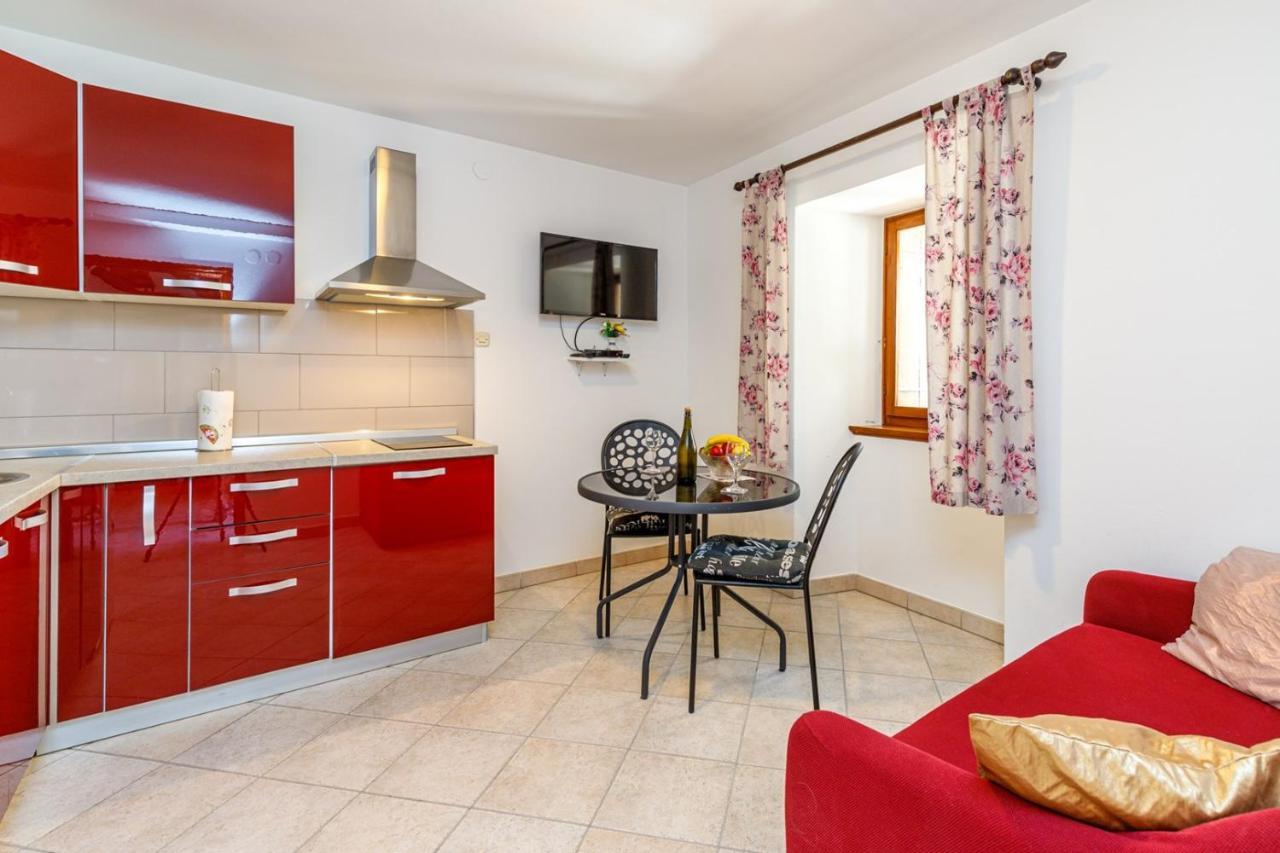 Apartments Mirjana Медулин Екстериор снимка