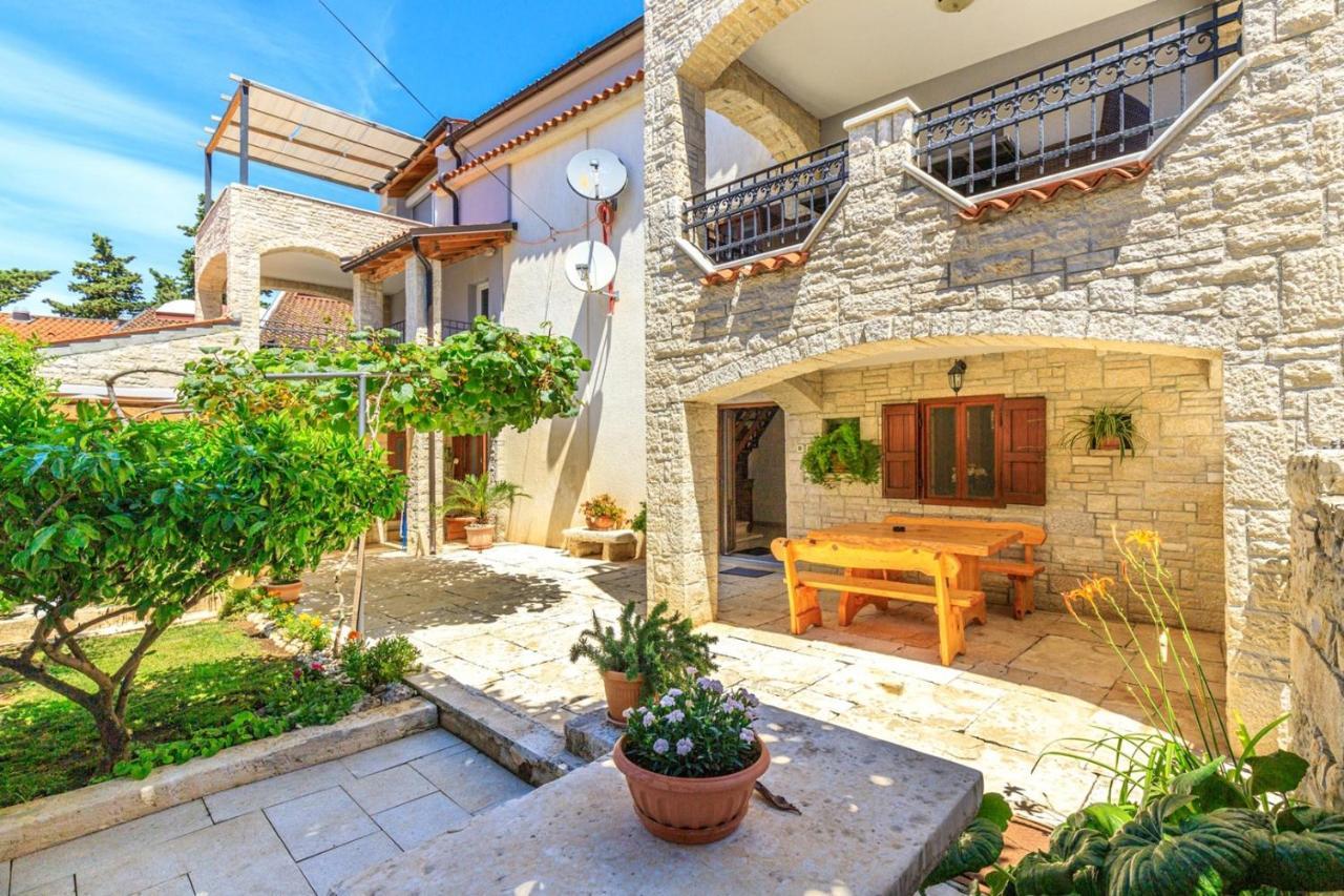 Apartments Mirjana Медулин Екстериор снимка