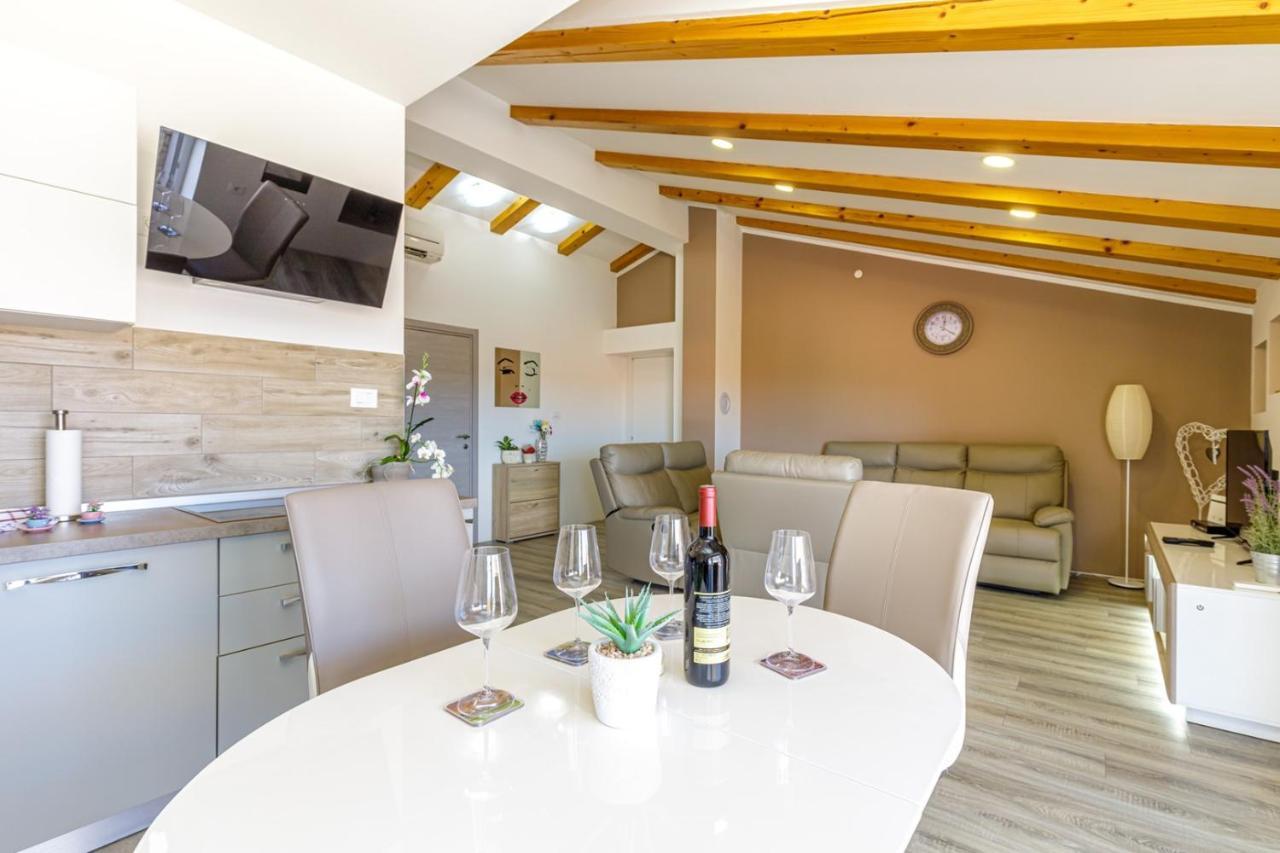 Apartments Mirjana Медулин Екстериор снимка