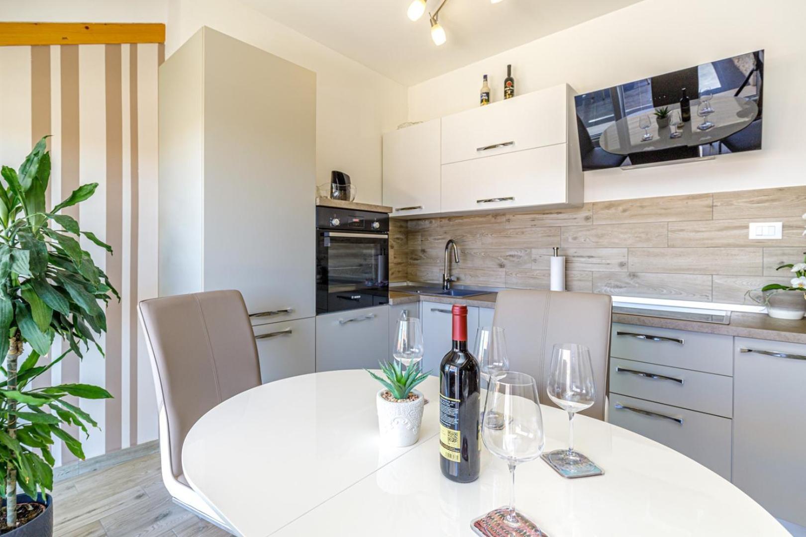 Apartments Mirjana Медулин Екстериор снимка